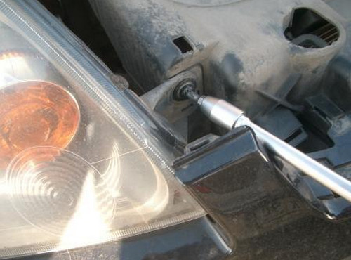 Замена лампы в фаре Ford Fiesta