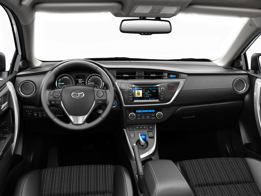Обзор автомобиля Toyota Auris Hybrid